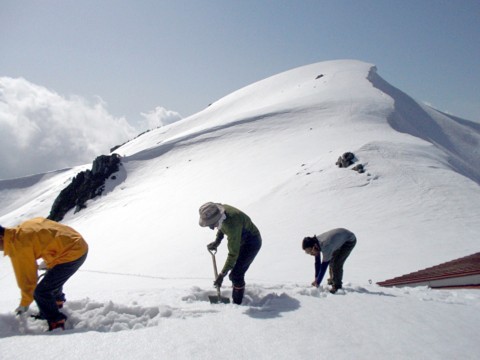  作業はこんな感じ。積雪の多い客室側の屋根雪を減らします。