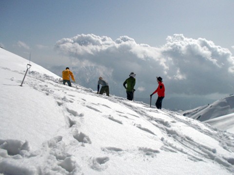 雪が一番多い中大日側の屋根の端を予想して掘り出します。