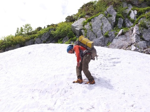 黒ユリ坂を下る杉山君。